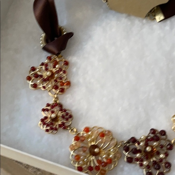 Flower bib necklace - Picture 3 of 11